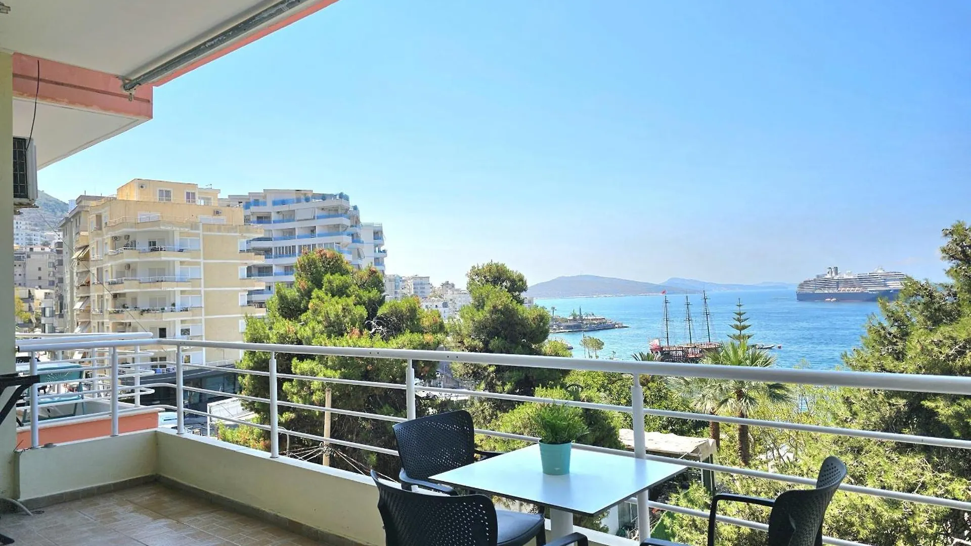 Saint Tropez Apartment Sarande